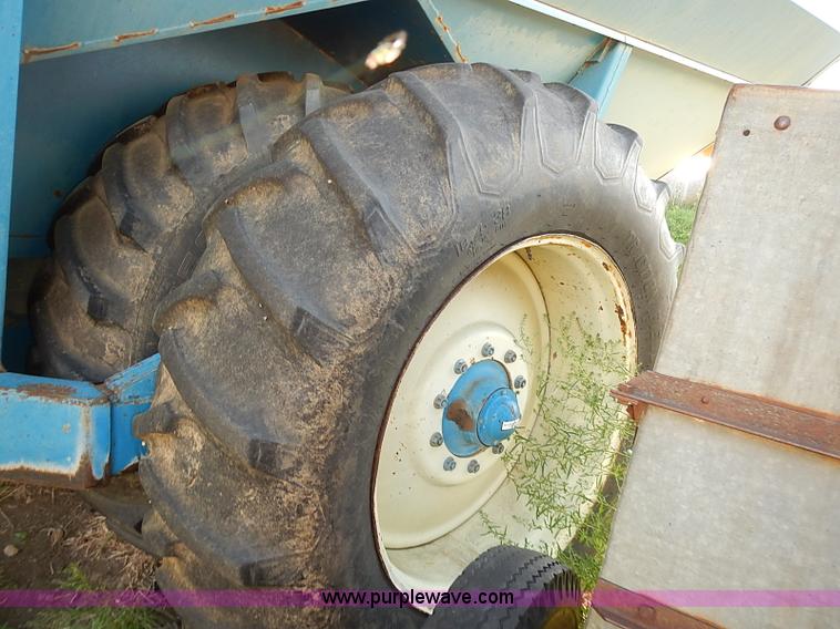 image for item J3123 Kinze 840 row crop grain wagon