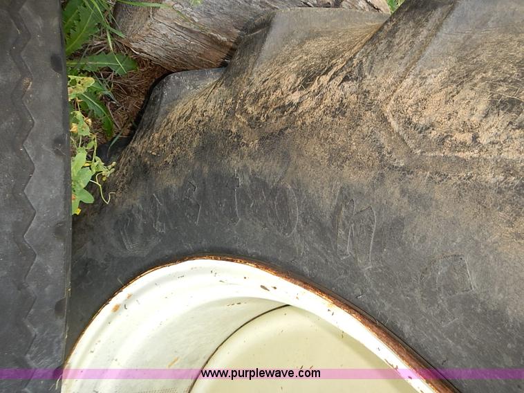 image for item J3123 Kinze 840 row crop grain wagon