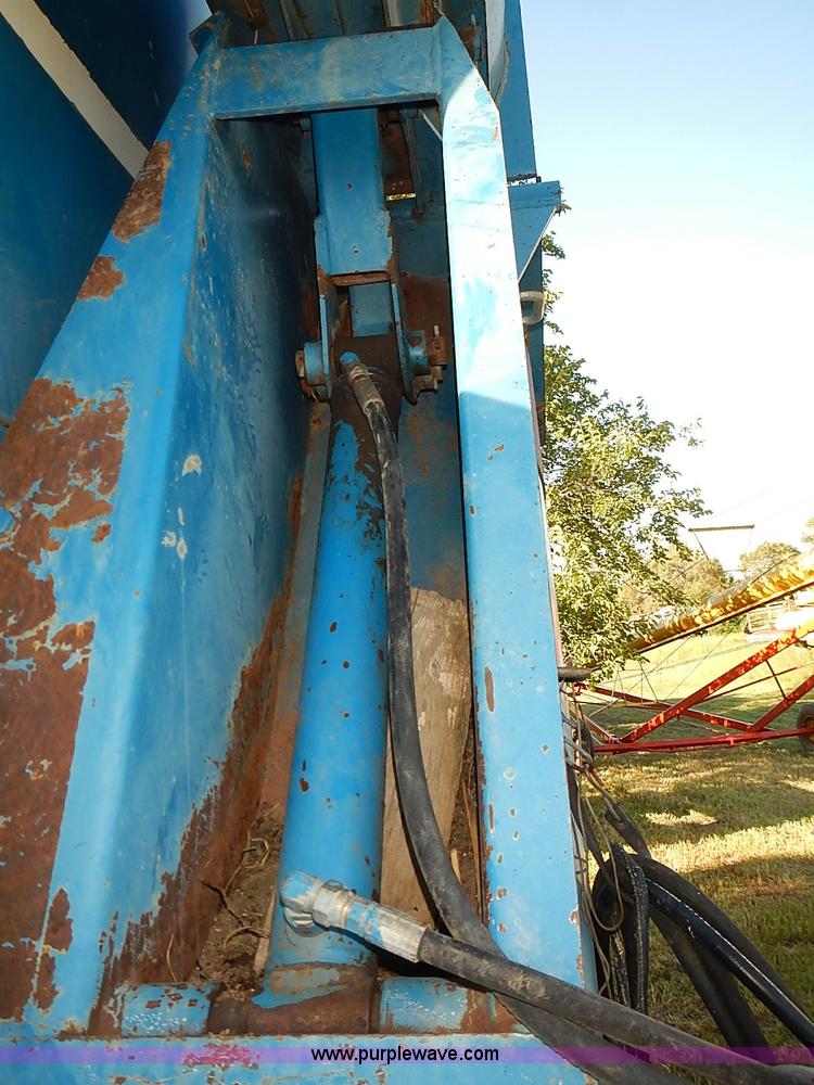 image for item J3123 Kinze 840 row crop grain wagon