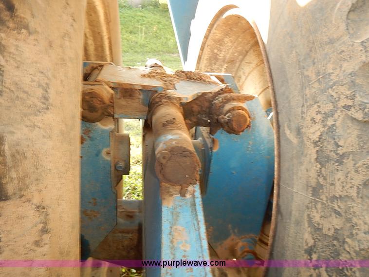 image for item J3123 Kinze 840 row crop grain wagon