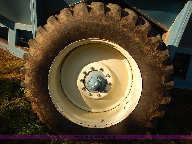 image for item J3123 Kinze 840 row crop grain wagon