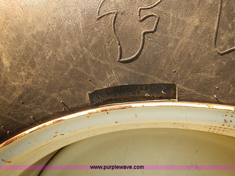 image for item J3123 Kinze 840 row crop grain wagon