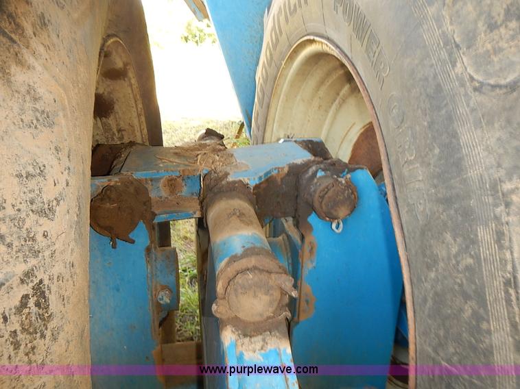 image for item J3123 Kinze 840 row crop grain wagon