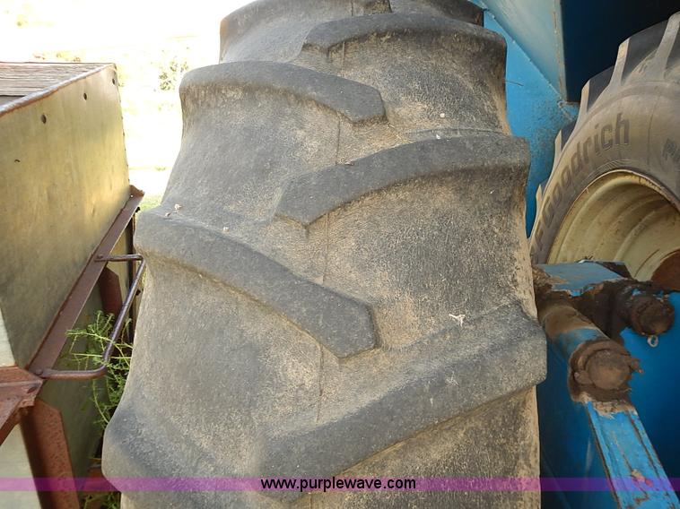 image for item J3123 Kinze 840 row crop grain wagon