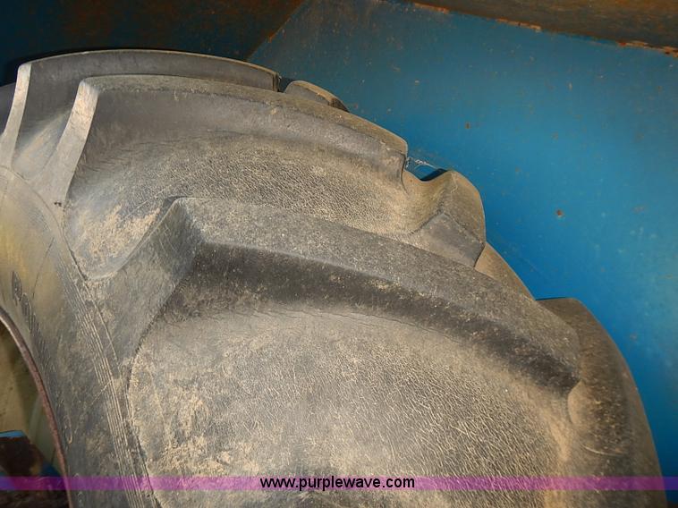 image for item J3123 Kinze 840 row crop grain wagon