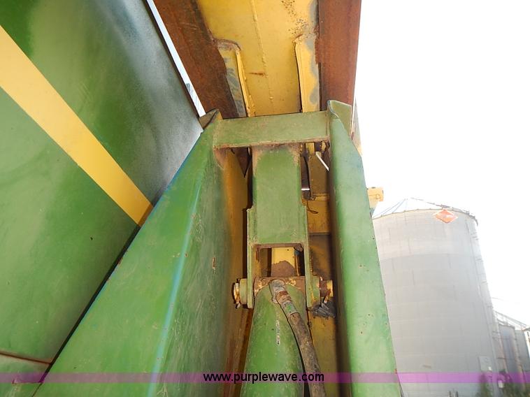 image for item J3125 Kinze 800 grain wagon