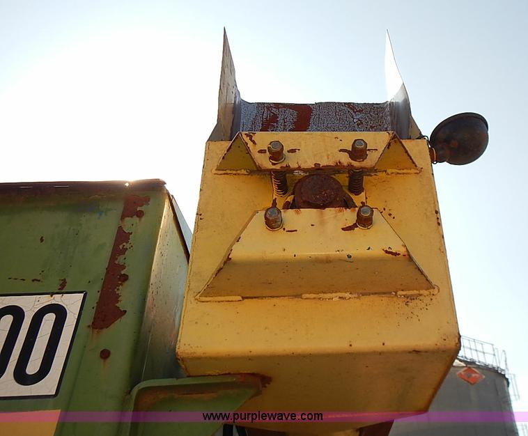 image for item J3125 Kinze 800 grain wagon