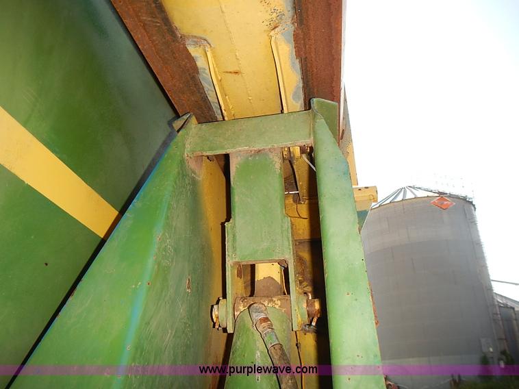 image for item J3125 Kinze 800 grain wagon