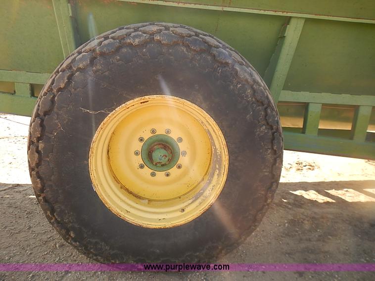 image for item J3125 Kinze 800 grain wagon