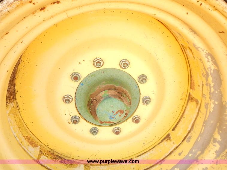 image for item J3125 Kinze 800 grain wagon