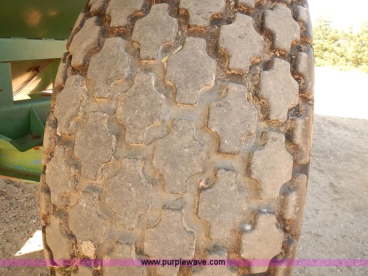 image for item J3125 Kinze 800 grain wagon