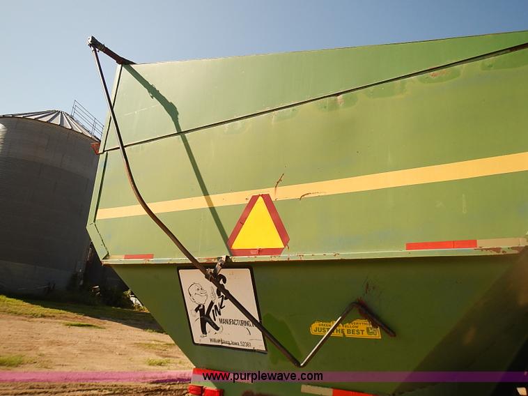 image for item J3125 Kinze 800 grain wagon