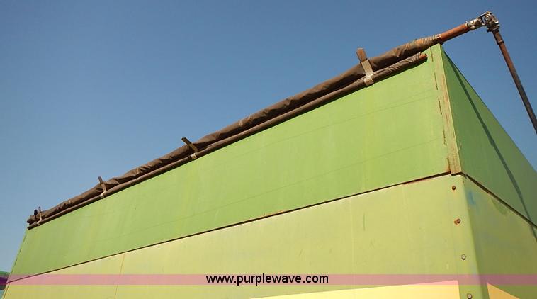 image for item J3125 Kinze 800 grain wagon