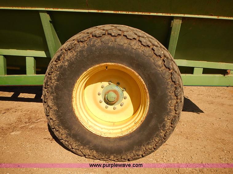 image for item J3125 Kinze 800 grain wagon