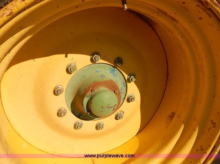 image for item J3125 Kinze 800 grain wagon