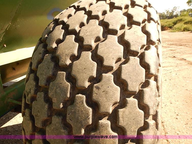 image for item J3125 Kinze 800 grain wagon