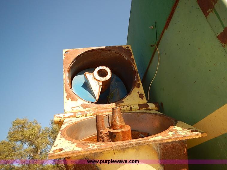 image for item J3125 Kinze 800 grain wagon