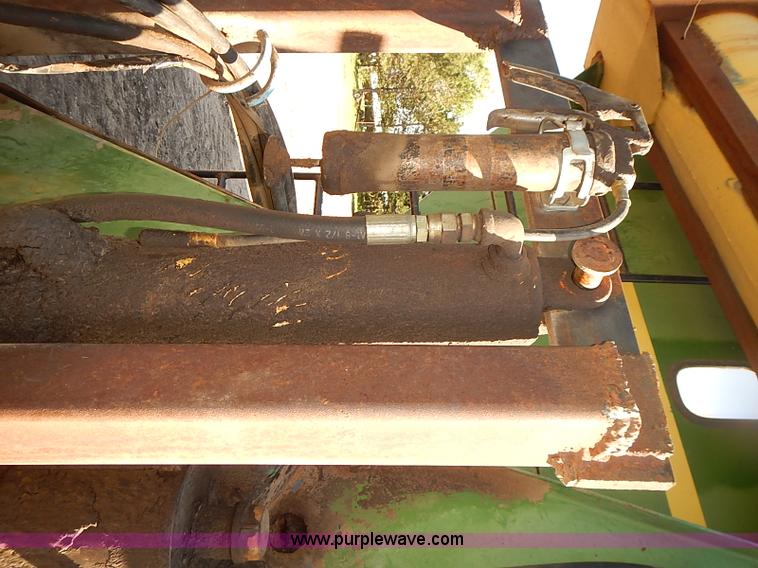 image for item J3125 Kinze 800 grain wagon