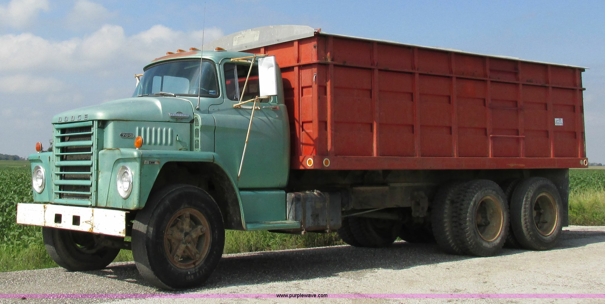 1971 Dodge 700 grain truck in Laddonia, MO Item I8947 sold Purple Wave