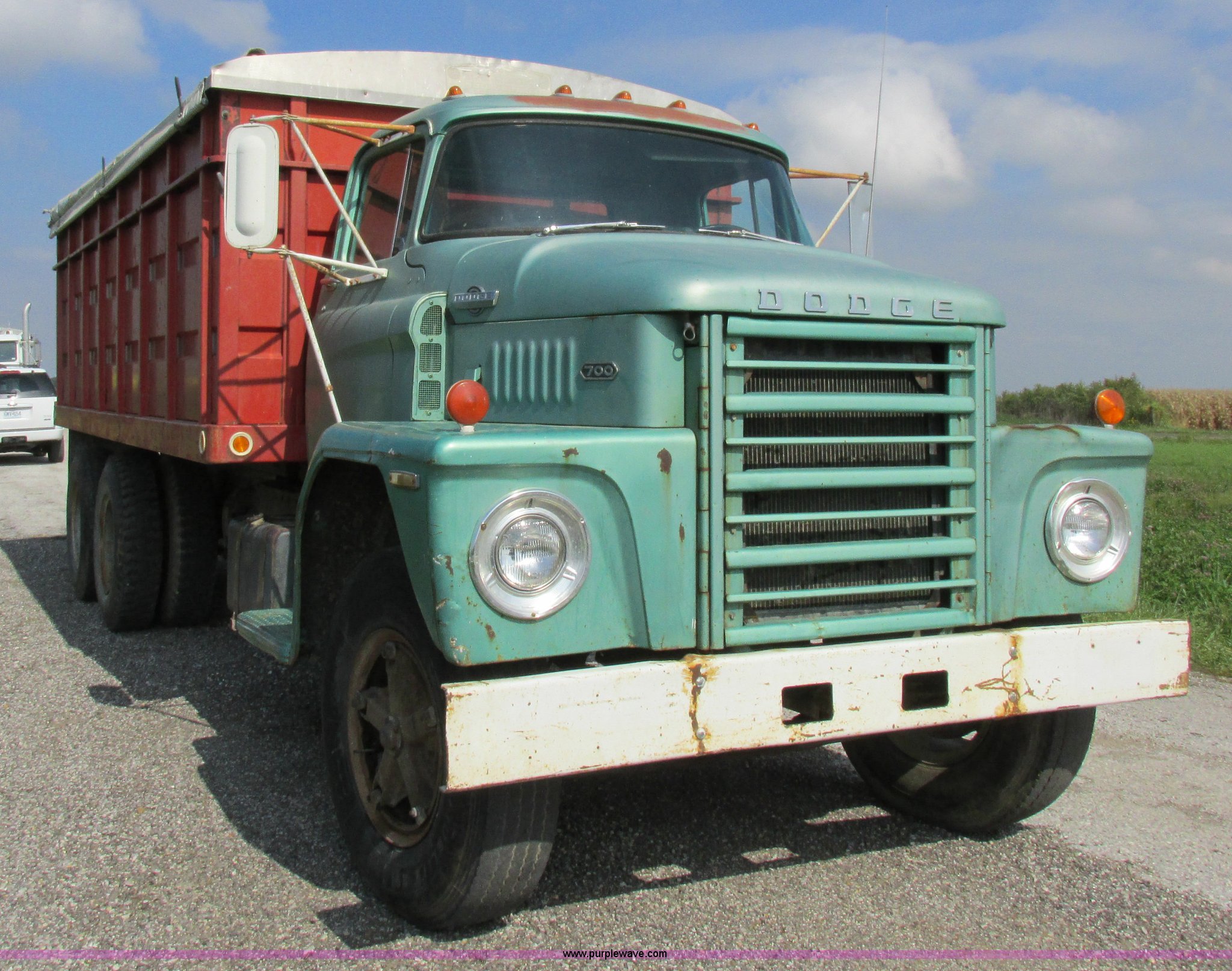 1971 Dodge 700 grain truck in Laddonia, MO Item I8947 sold Purple Wave