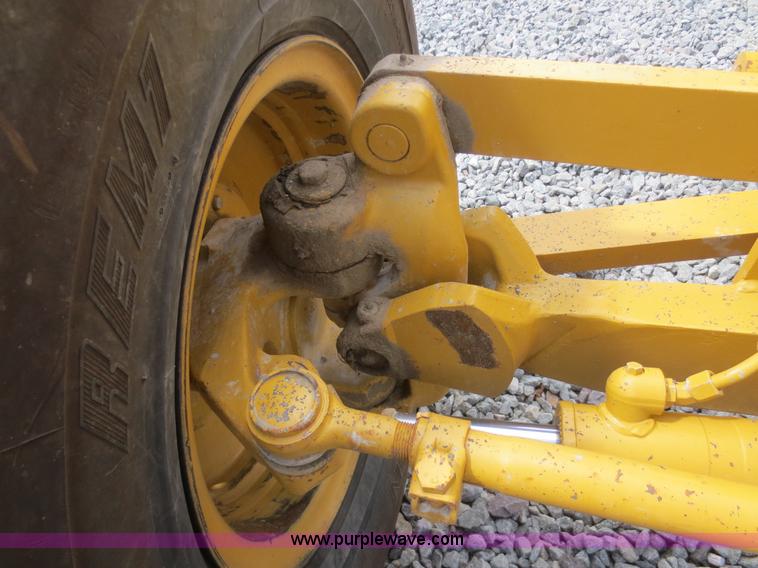 image for item D2142 2006 Caterpillar 140H VHP articulated motor grader