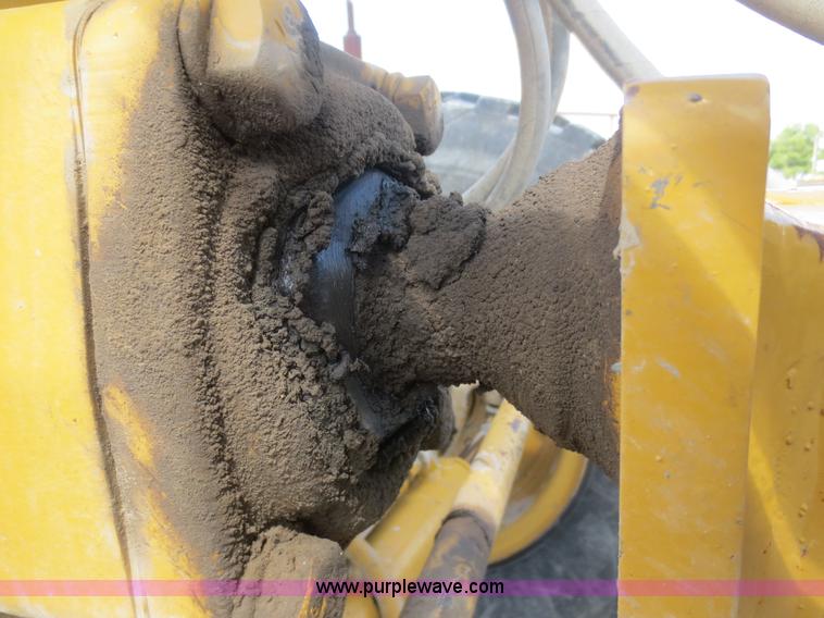 image for item D2142 2006 Caterpillar 140H VHP articulated motor grader