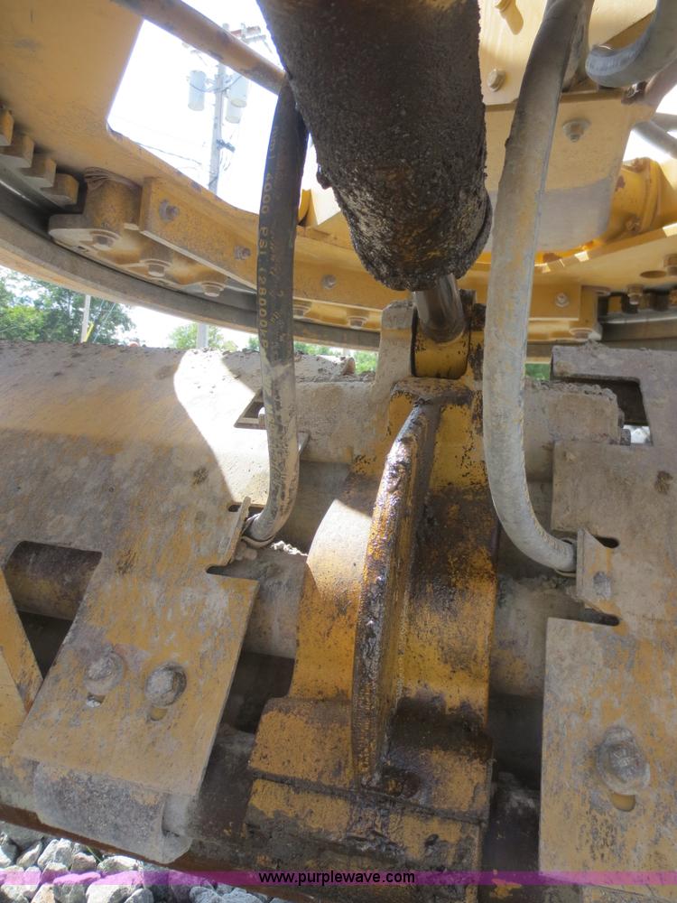 image for item D2142 2006 Caterpillar 140H VHP articulated motor grader