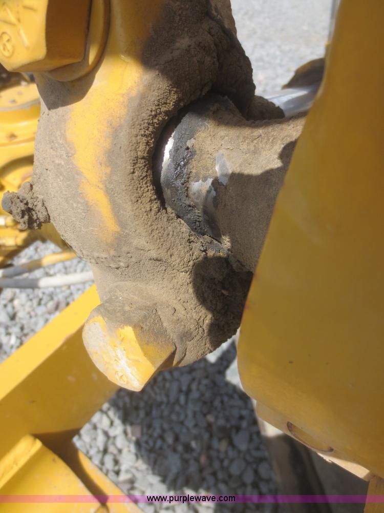 image for item D2142 2006 Caterpillar 140H VHP articulated motor grader