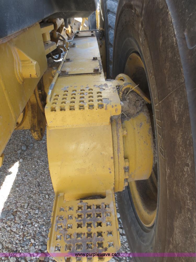 image for item D2142 2006 Caterpillar 140H VHP articulated motor grader