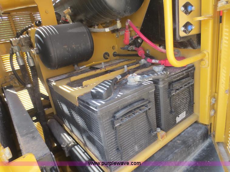 image for item D2142 2006 Caterpillar 140H VHP articulated motor grader