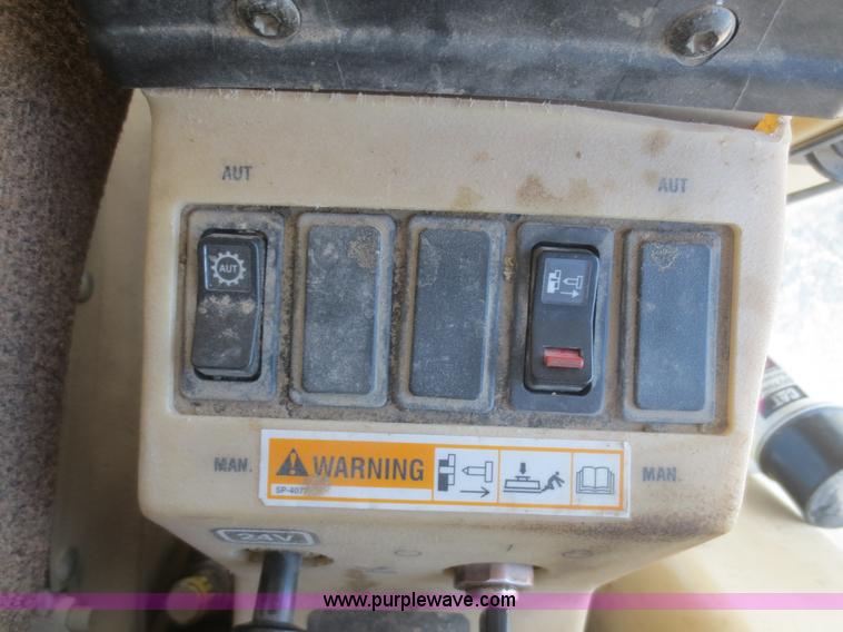 image for item D2142 2006 Caterpillar 140H VHP articulated motor grader