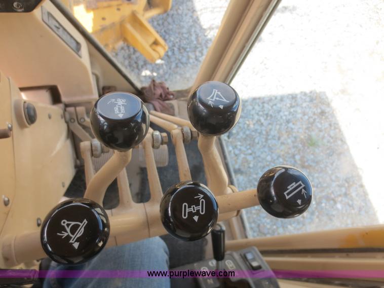 image for item D2142 2006 Caterpillar 140H VHP articulated motor grader