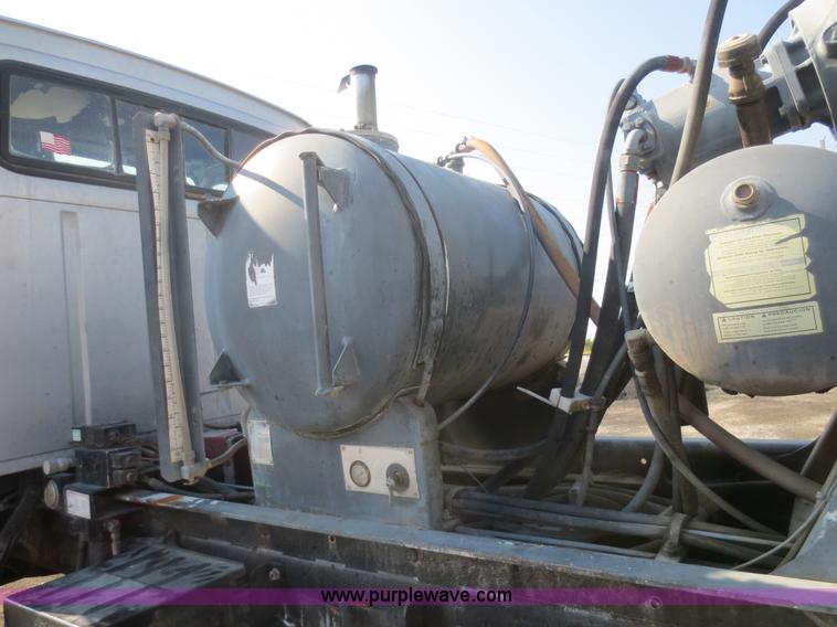 image for item D2160 1997 Ford LT9000 mixer truck