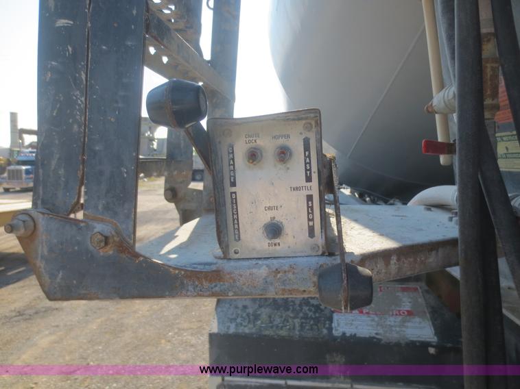 image for item D2160 1997 Ford LT9000 mixer truck