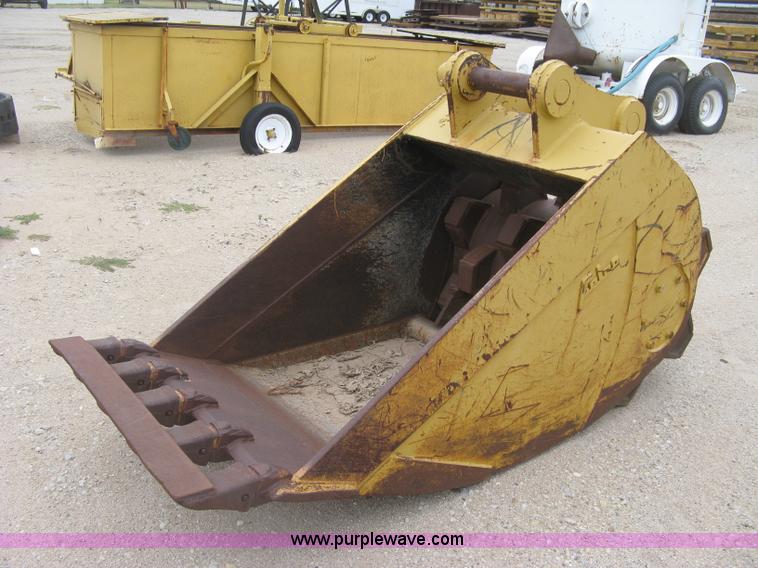 image for item E7893 Felco 36"W excavator bucket with pad foot roller