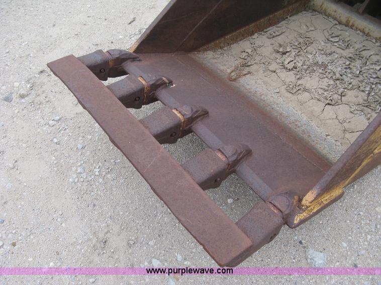 image for item E7893 Felco 36"W excavator bucket with pad foot roller