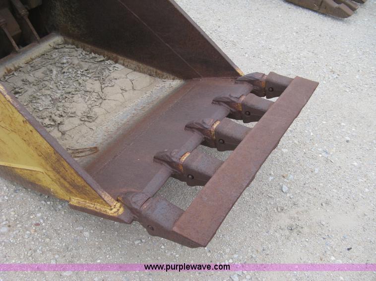 image for item E7893 Felco 36"W excavator bucket with pad foot roller