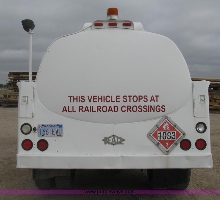 image for item E7898 1992 International 4700 fuel tanker truck