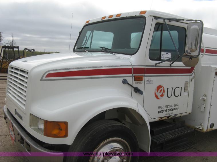 image for item E7898 1992 International 4700 fuel tanker truck