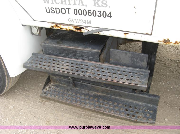 image for item E7898 1992 International 4700 fuel tanker truck