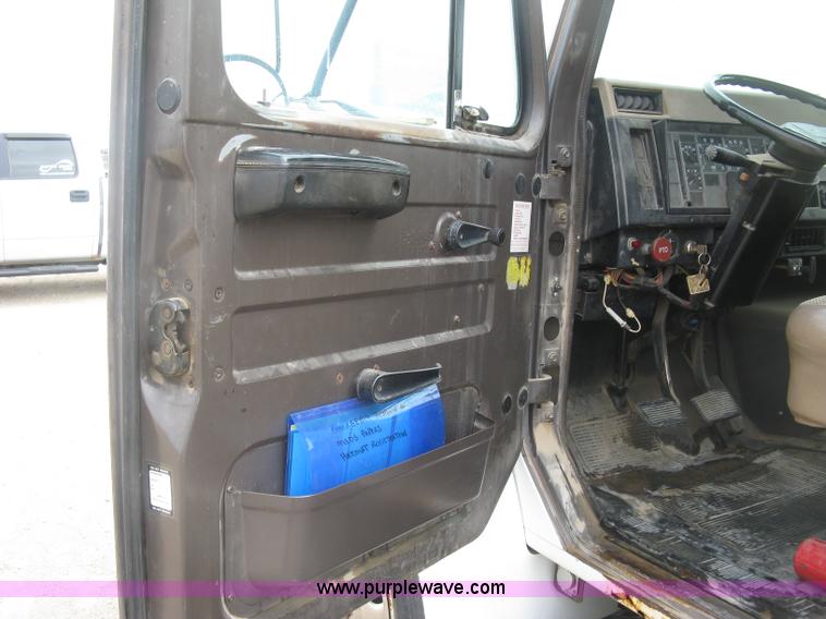 image for item E7898 1992 International 4700 fuel tanker truck