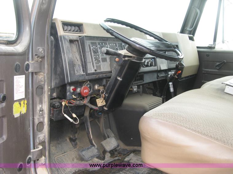 image for item E7898 1992 International 4700 fuel tanker truck