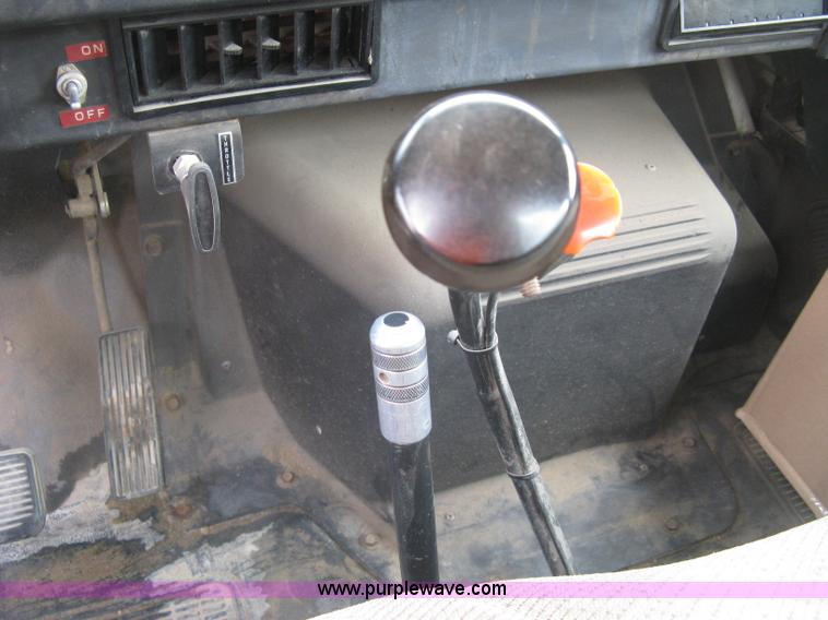 image for item E7898 1992 International 4700 fuel tanker truck