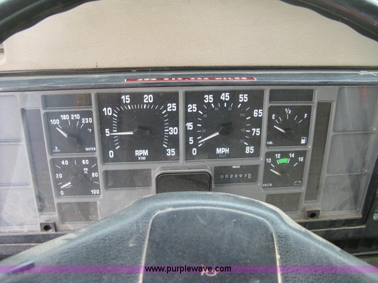 image for item E7898 1992 International 4700 fuel tanker truck