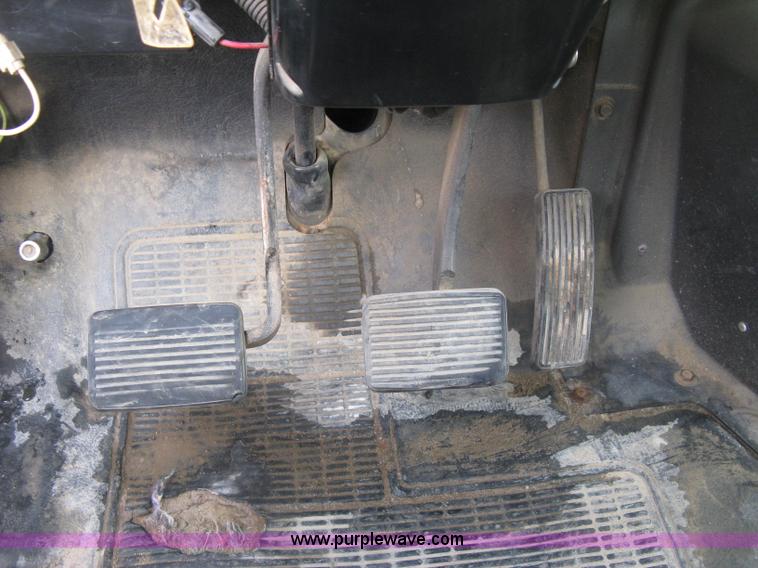 image for item E7898 1992 International 4700 fuel tanker truck