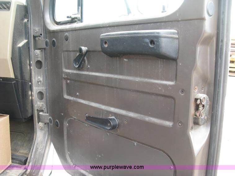 image for item E7898 1992 International 4700 fuel tanker truck