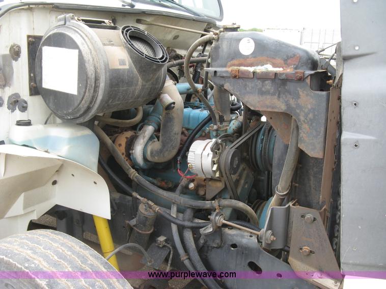 image for item E7898 1992 International 4700 fuel tanker truck