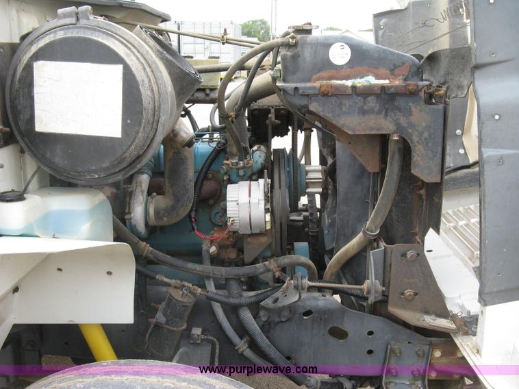 image for item E7898 1992 International 4700 fuel tanker truck