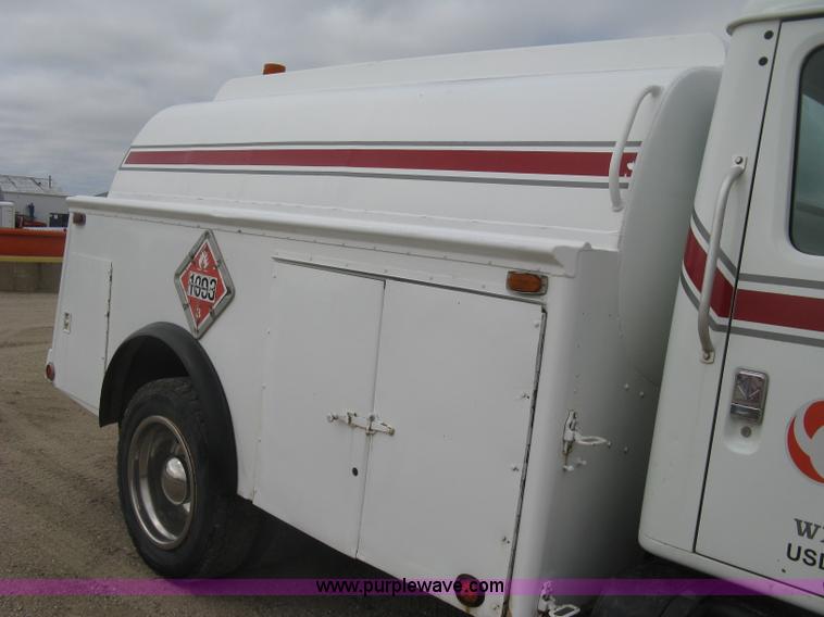 image for item E7898 1992 International 4700 fuel tanker truck