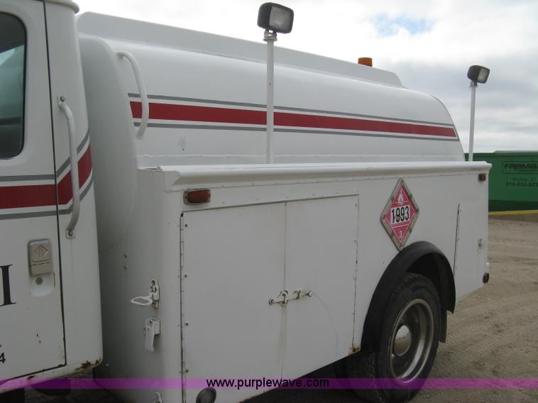 image for item E7898 1992 International 4700 fuel tanker truck